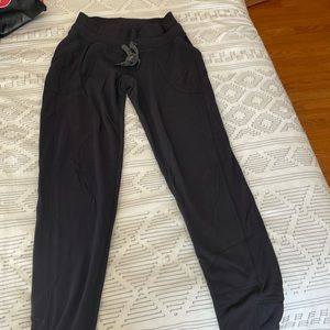 Lululemon black scuba joggers size 6